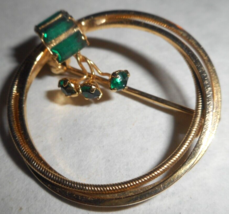 Vtg Gold Tone Double Circle Brooch Emerald Green Rhinestone Textured Edges 1 1/4 - £13.35 GBP