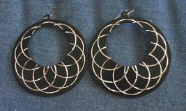 Fabulous Mod Black Enamel Engraved Silver-tone Pierced Hoop Earrings 2 1/4&quot; - £10.18 GBP