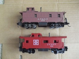 Lot of 2 Different Vintage 1980s HO Scale AT&amp;SF Caboose Cars - £18.94 GBP