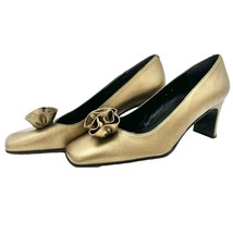 Coup d&#39;etat Pumps 8 Gold 2.5 inch Heel Bow Flower Embellishment - £18.64 GBP