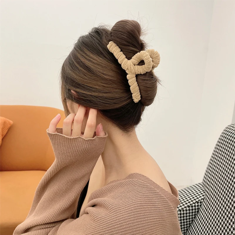 Sporting Women Plush Hair Claw Clips Korean Soft Faux Fur Hairgrips for Girls Cr - £18.44 GBP