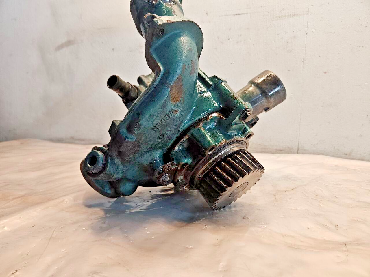 2006 VOLVO D12 DIESEL ENGINE WATER PUMP &amp; HOUSING ASSEMBLY 20714198 OEM - $275.00