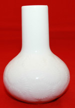 Thomas Germany Porcelain White Flower 4&quot;  Embossed Daisy Bud Vase Mid Ce... - £33.00 GBP