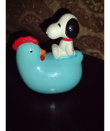 Vintage Peanuts Snoopy Sitting On Top of a Blue Chicken Coin Bank  1966 - $923.48 MXN