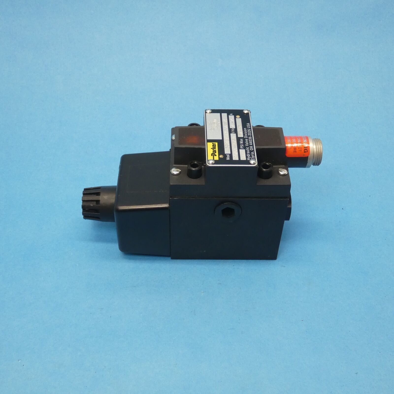 Parker D3W8KNYC56 Solenoid Hydraulic Valve 2/2 Valve 120 VAC NFPA D05 New - $324.99