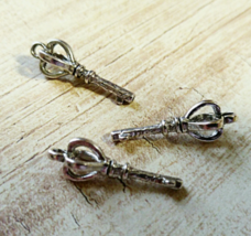 20 Crown Key Charms Antiqued Silver Sceptor Pendants Steampunk Jewelry Supplies - £4.62 GBP