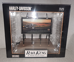 ✅Mth Railking Harley Davidson Motorcycle W/ Mountain Range Billboard 30-90212! - £95.49 GBP
