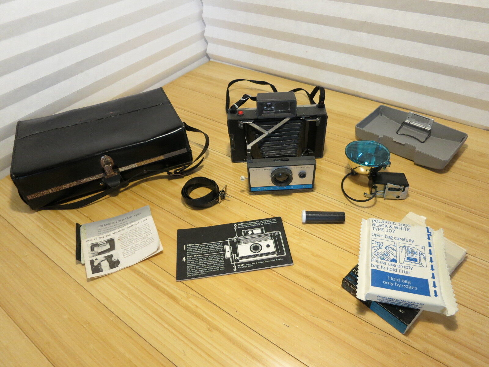 Primary image for Vintage Polaroid Land Camera Automatic 210 With Case and Extras (see photos)