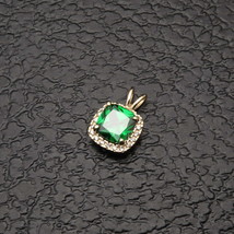 1.5CT Amortiguador Esmeralda Verde Imitación Diamante Colgante 14k Amarillo Oro - £86.85 GBP