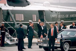 President Ronald Reagan waves after arriving Andrews on Marine One Photo... - £6.90 GBP+