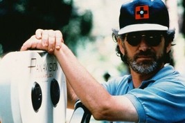 Steven Spielberg 11x17 Mini Poster in baseball cap by movie camera - £15.73 GBP