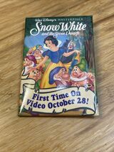 Vintage Disney Snow White and the Seven Dwarfs On Video Pin Button KG JD - $220.96 MXN Vintage Disney Snow White and the Seven Dwarfs On Video Pin Button KG JD - $220.96 MXN