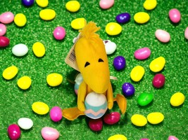 Prestige Peanuts 50 Year Celebration Happy Easter Plush WOODSTOCK Holdin... - $10.27