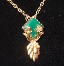 Green Stone Necklace Gold Tone Floral Pattern Jewelry Vintage - £23.52 GBP