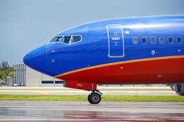 Airliner taxiing towards departure - HD digital photograph download. - $111.57 MXN