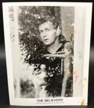 VTG 1987 Martin Sheen in The Believers Movie B&amp;W Press Photograph 8.5&quot; x 10&quot; - $9.49