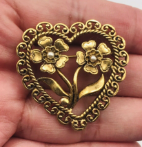 Vintage Gold Tone Open Heart w/ 2 Flowers &amp; Faux Pearls Pin Brooch 1.5&quot; x 1.5&quot; - £9.59 GBP