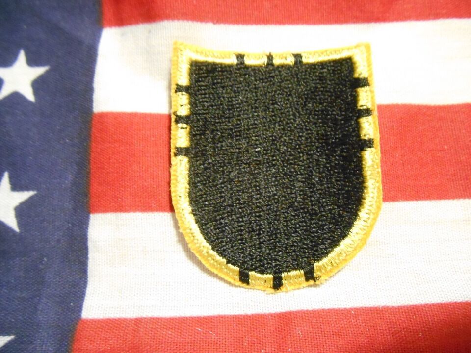 327TH INFANTRY REGIMENT 6TH BN AIRBORNE BERET FLASH C/E - $6.93