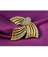 BSK Vintage Clear Rhinestone Brushed Textured Gold Tone Brooch Pin 1950s - $899.91 MXN