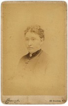 Circa 1880&#39;S Cabinet Card Portrait Of Woman Wearing Brooch Macnabb Broadway Ny - £7.46 GBP