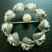 Vintage 925 sterling silver faux pearl leaf wreath round Brooch Pin 1 3/8&quot; - £11.89 GBP