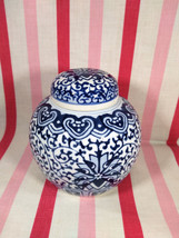 Stunning Vintage Chinese Porcelain Blue &amp; White Handpainted Ginger Jar with Lid - £38.48 GBP