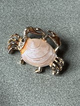Vintage Small Goldtone CRAB w White Mother of Pearl Seashell Body Lapel or Hat  - £5.32 GBP