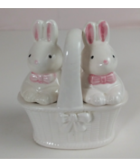Vintage Adorable Bunny Rabbits Sitting In Basket Salt &amp; Pepper Shakers - $211.63 MXN