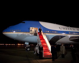 President Barack Obama descends stairs from Air Force One at Andrews Photo Print - £7.08 GBP
