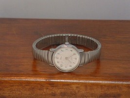 Pre-Owned Women’s Vintage Timex Stretch Band Analog Watch - £7.79 GBP