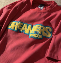 Da Uomo Medium M Vencede Ricamato “Dreamers” Maglietta Rosso - $12.79