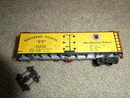 Vintage HO Scale Metal Varney Northern Pacific Reefer Car TLC - $16.83