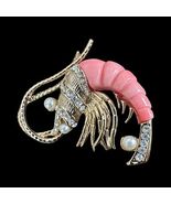 HATTIE CARNEGIE UNSIGNED LUCITE CORAL RHINESTONE &amp; PEARL SHRIMP BROOCH - $1,011.92 MXN