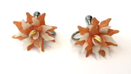 Vintage Mid Century Mod Flower Earrings Orange &amp; White Clip On Screw Back - £15.41 GBP