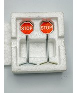Dept 56 Snow Village Stop Signs Set Of 2 in Original Box 5176 Vintage - $186.04 MXN