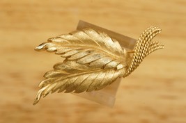 Vintage Costume Jewelry Brushed Gold Tone MONET Curled Leaf Brooch Pin - £14.11 GBP