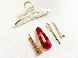 Women&#39;s 4 pieces Golden Metallic Hair Clips &amp; 1 Silver Clips Claw - £5.18 GBP