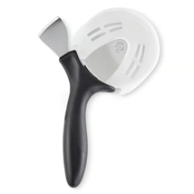 Pampered Chef PIZZA &amp; CRUST CUTTER 2 great tools in 1 #1303 NEW - $19.99