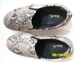 Womens Qupid Slip-On Sneaker Shoe Snake Skin Pattern White And Black Size 9 - £10.61 GBP