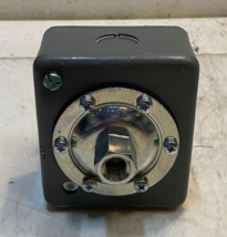 Square D Water Pump Pressure Switch 11mm ID 6mm Thread 5&quot; x 3-1/2&quot; x 3-1/8&quot; - $1,005.92 MXN
