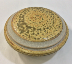Studio Pottery Signed Covered Bowl Tan Spatter Design Lid Holds 48 Oz - £21.24 GBP
