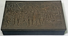 VINTAGE DAHER CO. INC PLASTIC BOX WITH METAL ELIZABETHIAN SCENE LID - $29.65 CAD