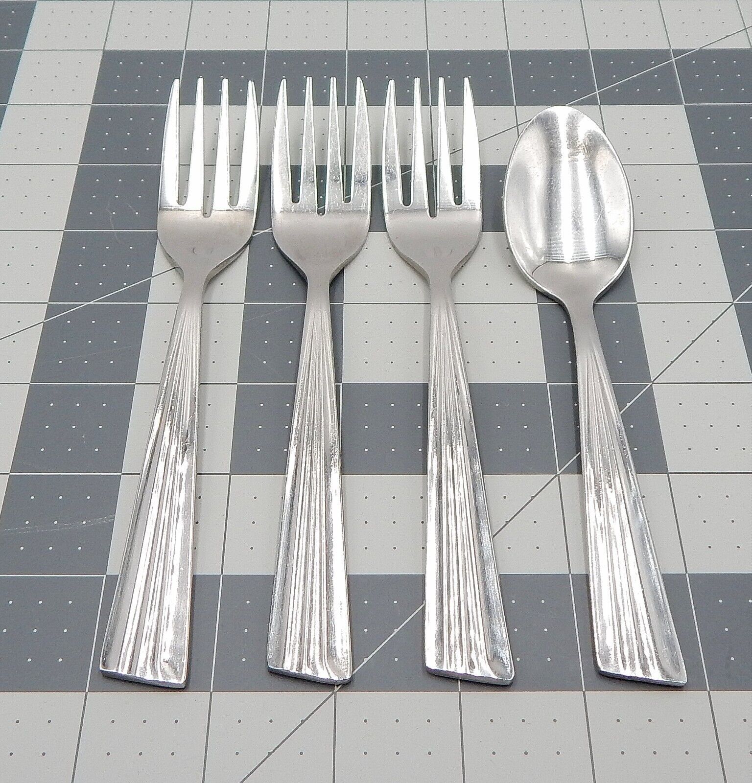 Primary image for Pacific Superior 1-7 Salad Dessert Forks Teaspoon Ribbed Angled Handles Lot of 4