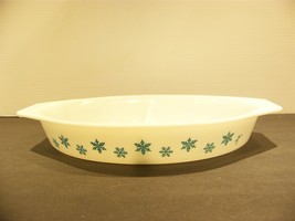 Pyrex Snowflake Teal on White 1 1/2 qt Divided Casserole - £14.33 GBP