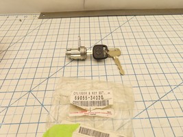 Toyota 69055-34020 Rear Liftgate Hatch Lock Cylinder with 2 Keys - $1,940.11 MXN