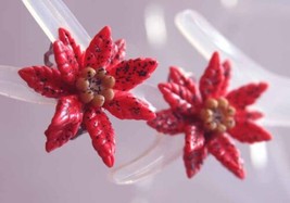 Festive Glitter Christmas Poinsettia Flower Clip Earrings 1950s vintage 1&quot; - £10.18 GBP