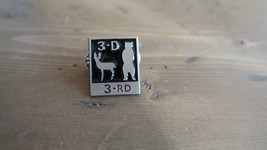 3-d 3-rd DEER BEAR Hunting Lapel Pin - $5.93