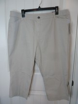 CJ Banks Signature Slimming Women&#39;s Capris Beige Stretch 20WP Petite - $24.63