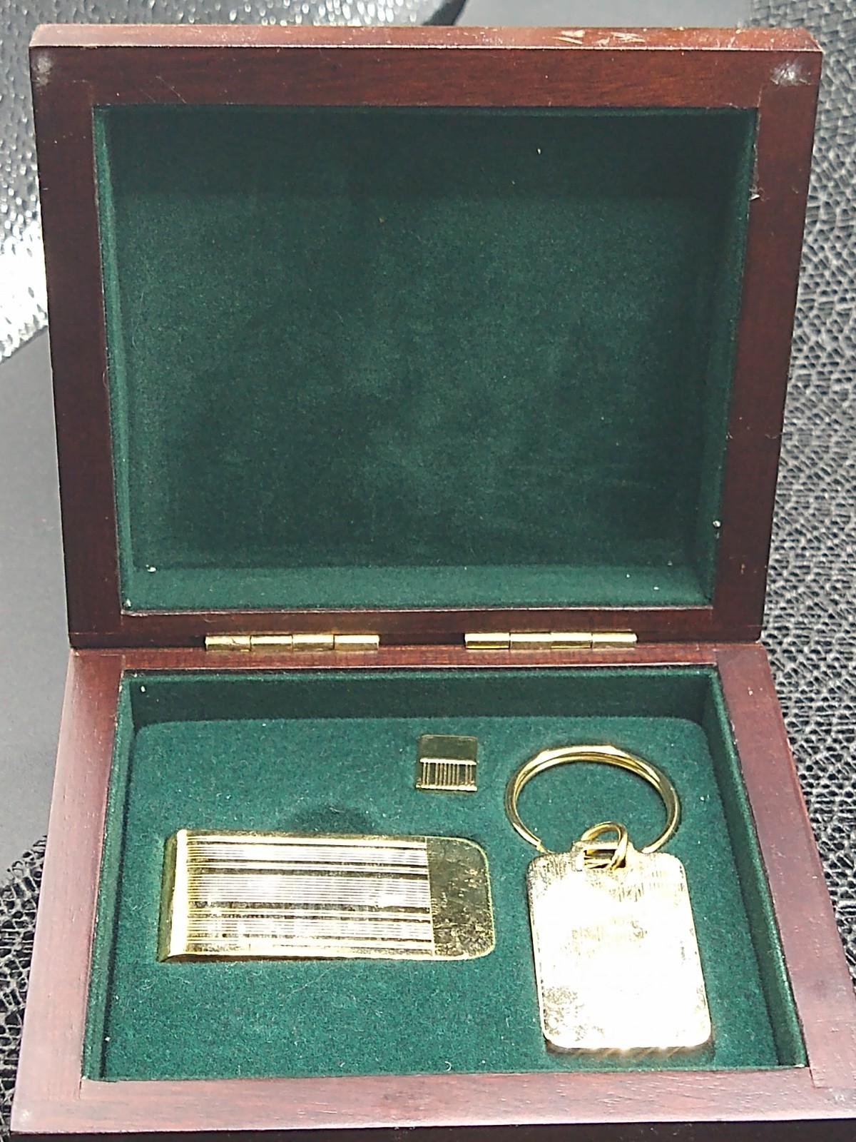 Men&#39;s gold tone keychain, tie tac, money clip  green velvet lining woode... - $25.73