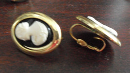 COOL Sarah Coventry Cameo Clip On Earrings LOOK - £11.90 GBP